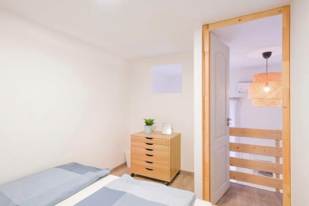 2 Bedroom Flat In Nyar Str., Boutique Будапеща Екстериор снимка
