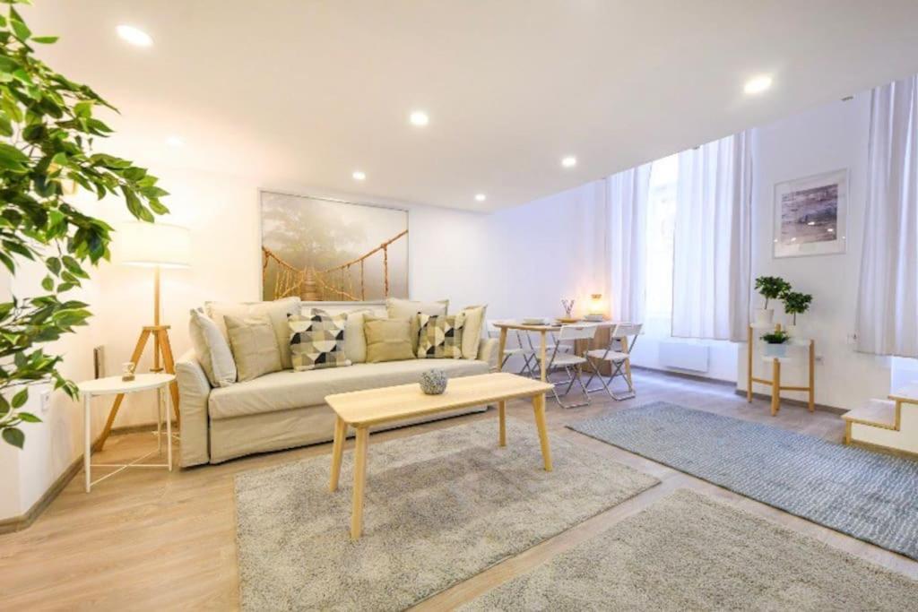 2 Bedroom Flat In Nyar Str., Boutique Будапеща Екстериор снимка