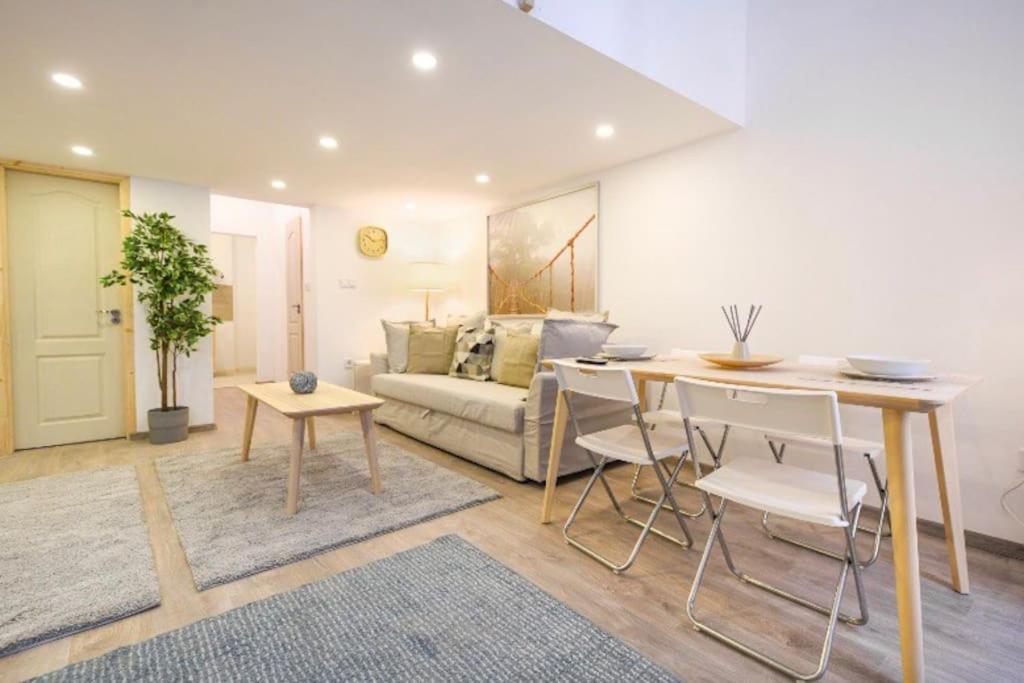 2 Bedroom Flat In Nyar Str., Boutique Будапеща Екстериор снимка