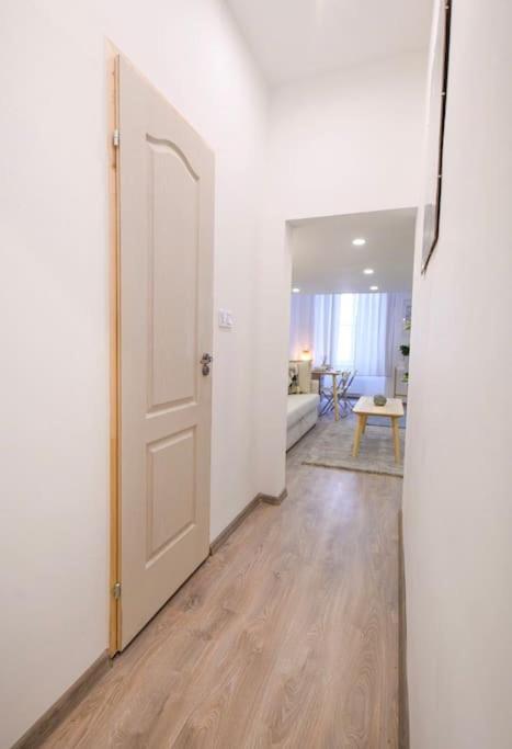 2 Bedroom Flat In Nyar Str., Boutique Будапеща Екстериор снимка